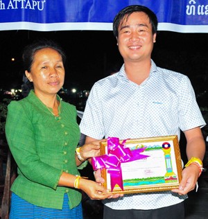 Bà Mi Na Phon Say Sởm Phu - Phó Bí thư Tỉnh ủy Attapeu tặng bằng khen cho đoàn công tác