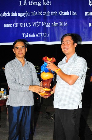 Ông Hác Ja Nay - Bí thư Tỉnh đoàn Attapeu (trái) tặng quà lưu niệm cho ông Nguyễn Văn Nhuận - Bí thư Tỉnh đoàn Khánh Hòa