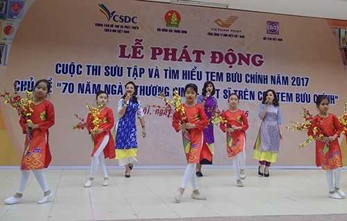 Các em học sinh cùng cô giáo trường Tiểu học Phương Liệt biểu diễn văn nghệ tại lễ phát động