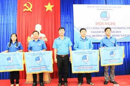 Anh Nguyễn Văn Nhuận - Bí thư Tỉnh đoàn, Chủ tịch Hội Liên hiệp Thanh niên Việt Nam tỉnh trao cờ thi đua cho các đơn vị