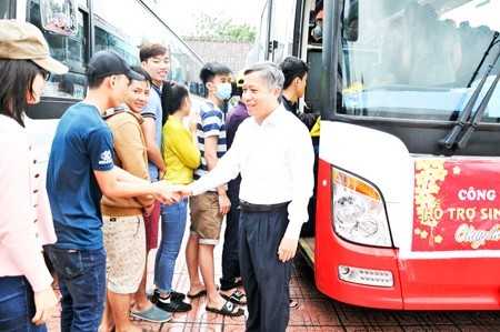 Lãnh đạo Trường Đại học Nha Trang tiễn các sinh viên về quê ăn Tết  trên chuyến xe Xuân yêu thương