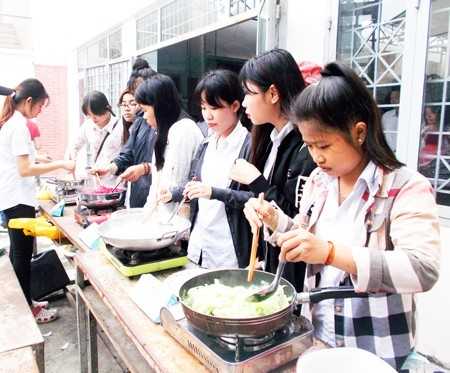 Các đội thi Trường Cao đẳng Nghề Nha Trang thực hiện món mứt dừa