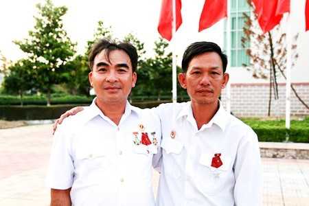 Anh Hiền (bên phải) gặp lại đồng đội năm xưa