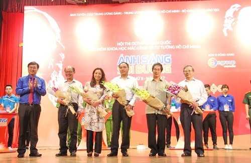 Bí thư thứ nhất Trung ương Đoàn Lê Quốc Phong tặng hoa cho Ban giám khảo vòng thi