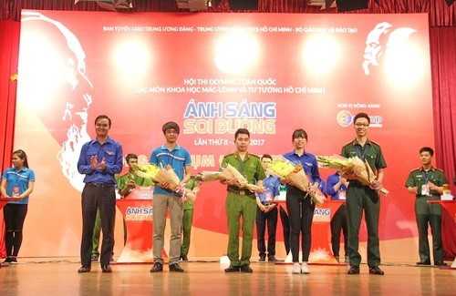 Đồng chí Bùi Quang Huy - Bí thư Trung ương Đoàn tặng hoa cho các đội tuyển tham dự vòng thi cụm Đoàn trực thuộc