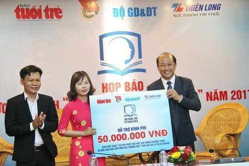 Phó Tổng giám đốc thường trực Tập đoàn Thiên Long trao 50 triệu đồng hỗ trợ chi phí biên tập, phát hành bộ sách cho tác giả Lê Thị Bé Nhung