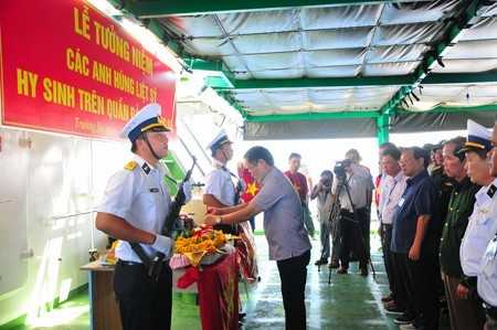 Đến khu vực đảo Len Đao, đoàn đã làm lễ tưởng niệm các anh hùng liệt sỹ hy sinh trên quần đảo Trường Sa