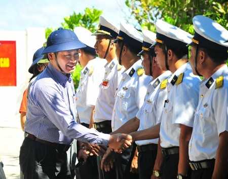 Đoàn đến làm việc tại đảo Trường Sa