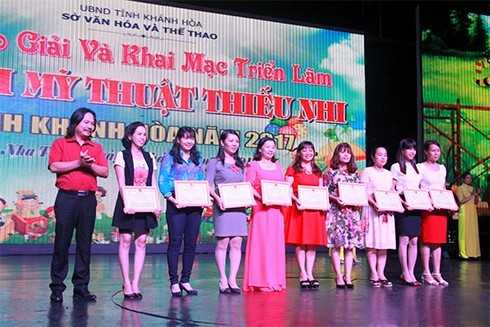 Họa sĩ Trần Hà - Phó Chủ tịch Hội Văn học - Nghệ thuật tỉnh trao giải thưởng cho các đơn vị đạt giải tập thể. 