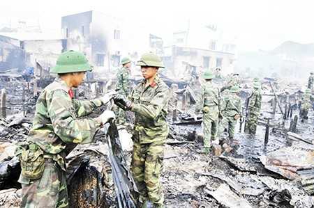 Đoàn viên, thanh niên Bộ Chỉ huy Quân sự tỉnh hỗ trợ người dân khắc phục hậu quả vụ cháy ở cồn Nhất Trí