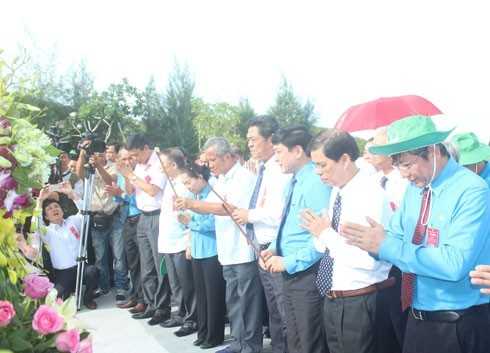 Lãnh đạo tỉnh Khánh Hòa và Tổng Liên đoàn Lao động Việt Nam dâng hương, hoa tượng đài liệt sĩ Gạc Ma.