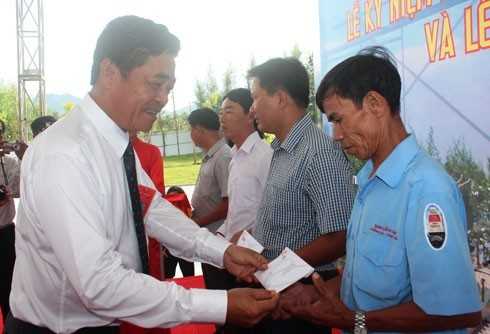 Ông Lê Thanh Quang trao quà cho thân nhân các liệt sĩ Gạc Ma.