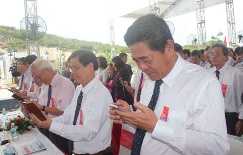 Lãnh đạo tỉnh Khánh Hòa và các đại biểu nhắn tin ủng hộ Chương trình “Nghĩa tình Hoàng Sa - Trường Sa”.