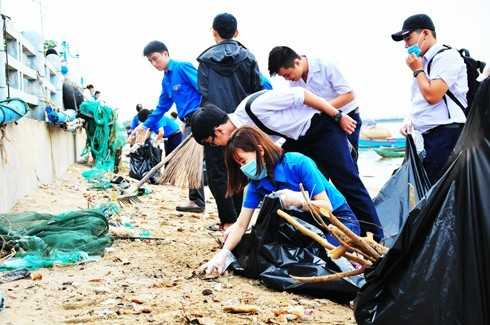 Đoàn viên, thanh niên TP. Nha Trang ra quân dọn vệ sinh bờ biển