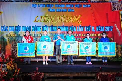 Hội Liên hiệp Thanh niên Việt Nam tỉnh Khánh Hòa trao cờ hoạt động tốt cho 5 chi hội