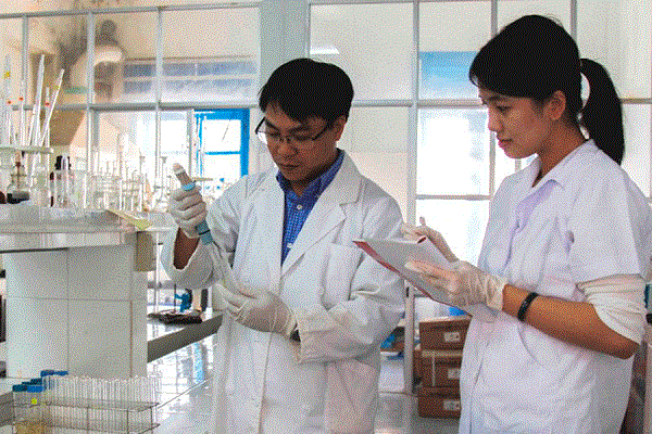 TS. Nguyễn Thế Hân (trái) trong phòng thí nghiệm Đại học Nha Trang