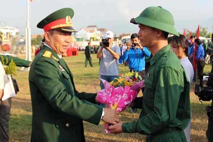 Đại tá Lê Công Chín - Phó Chỉ Huy trưởng, Tham Mưu trưởng tặng hoa cho tân binh.