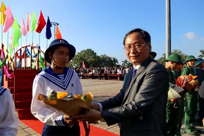 Ông Nguyễn Đắc Tài động viên tân binh