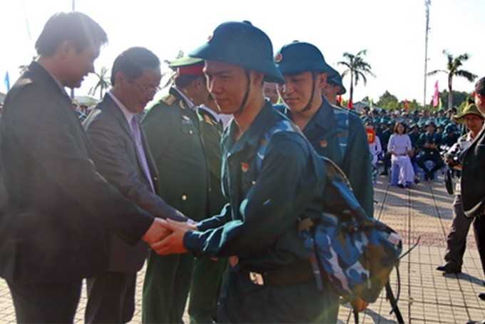 Lãnh đạo Thành Ủy Cam Ranh và các ban, ngành động viên các tân binh