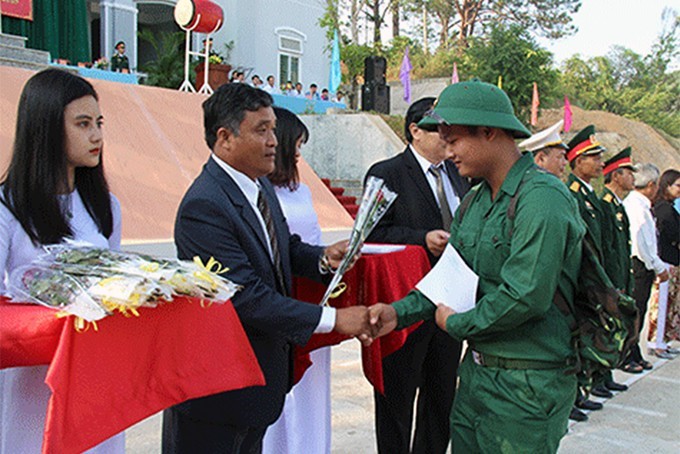 Ông Mấu Thái Cư - Bí thư Huyện ủy Khánh Sơn động viên tân binh