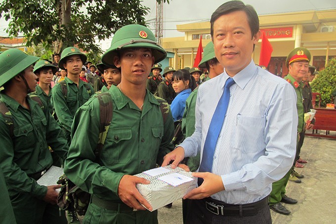 Lãnh đạo các ban ngành tặng quà cho tân binh