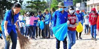 Các đoàn viên, thanh niên ra quân dọn vệ sinh bãi biển.