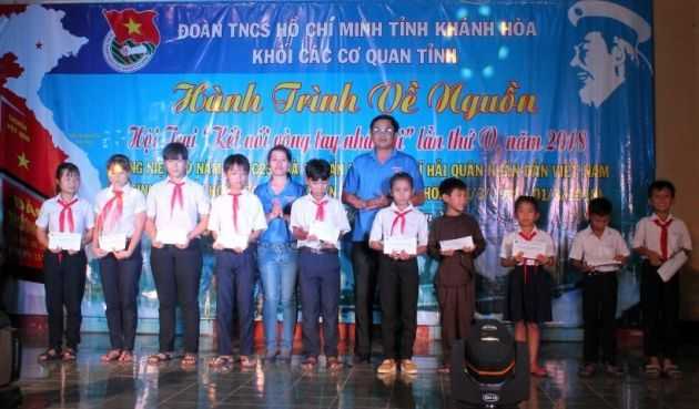 Trao học bổng cho các em học sinh xã Ninh Vân