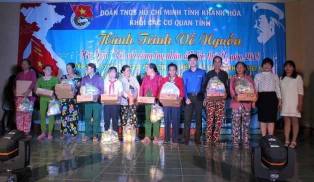 Các đồng chí lãnh đạo tặng quà cho 20 hộ gia đình chính sách xã Ninh Vân