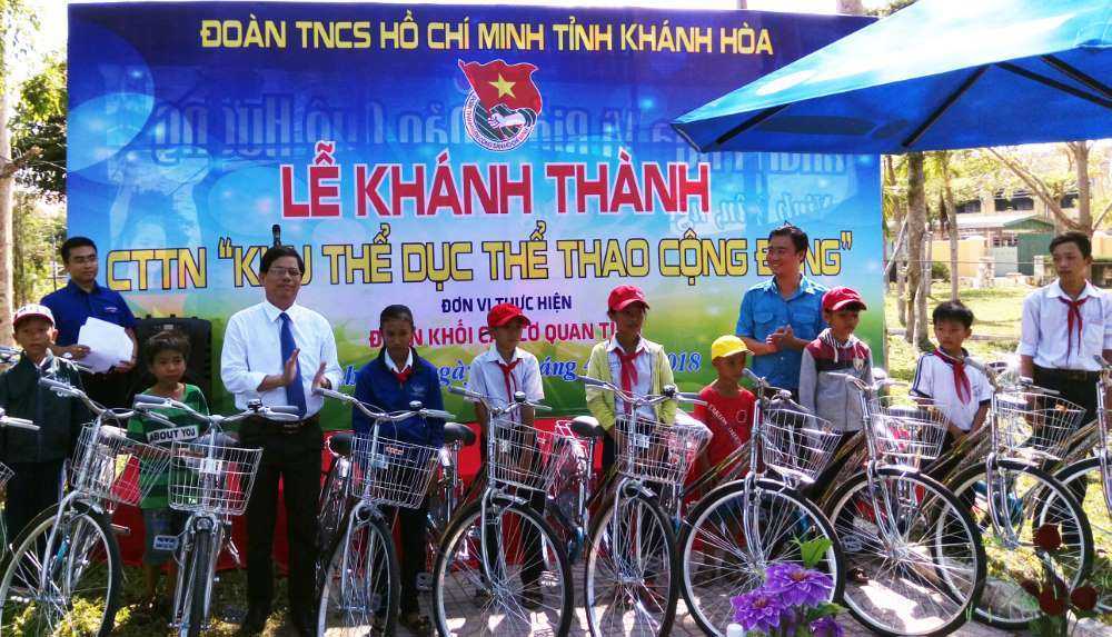 Trao tặng xe đạp “Tiếp sức đến trường” cho các em học sinh thị xã Ninh Hòa