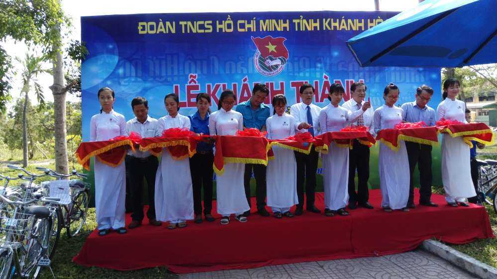 Các đại biểu cắt băng khánh thành công trình thanh niên “Khu thể dục thể thao cộng đồng” tại Công viên 16/7 (phường Ninh Hiệp, thị xã Ninh Hòa).