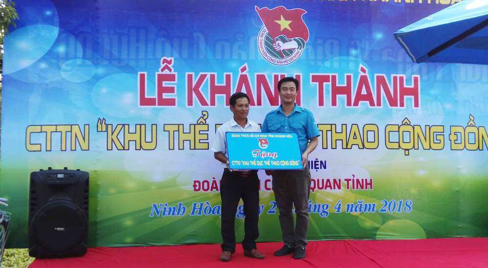 Đồng chí Nguyễn Văn Nhuận bàn giao công trình cho đại diện phường địa phương.