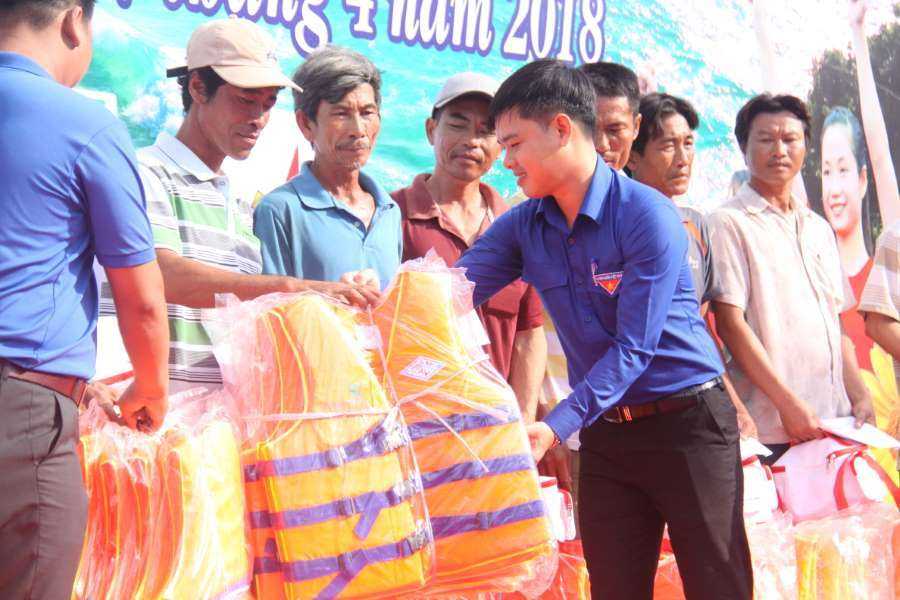 Đồng chí Bùi Hoài Nam - Phó Bí thư Tỉnh trao tặng áo phao và giỏ thuốc y tế cho ngư dân.