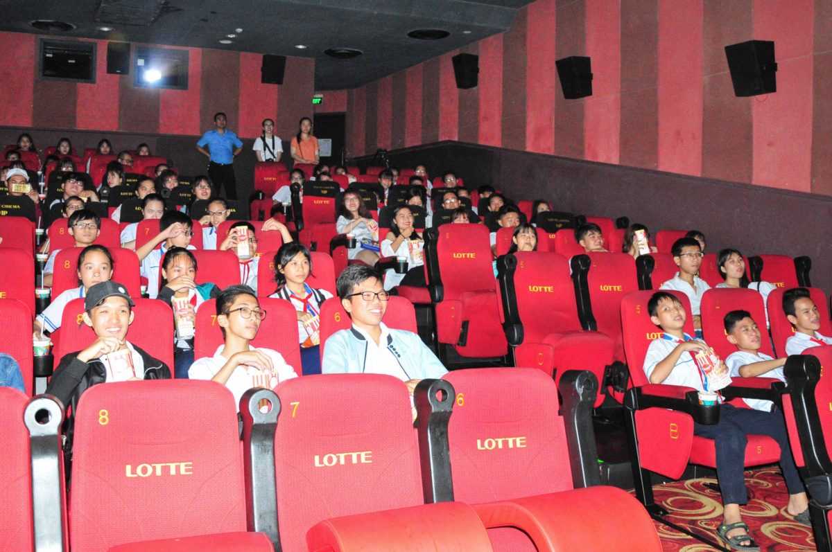 Các học sinh, sinh viên xem phim miễn phí