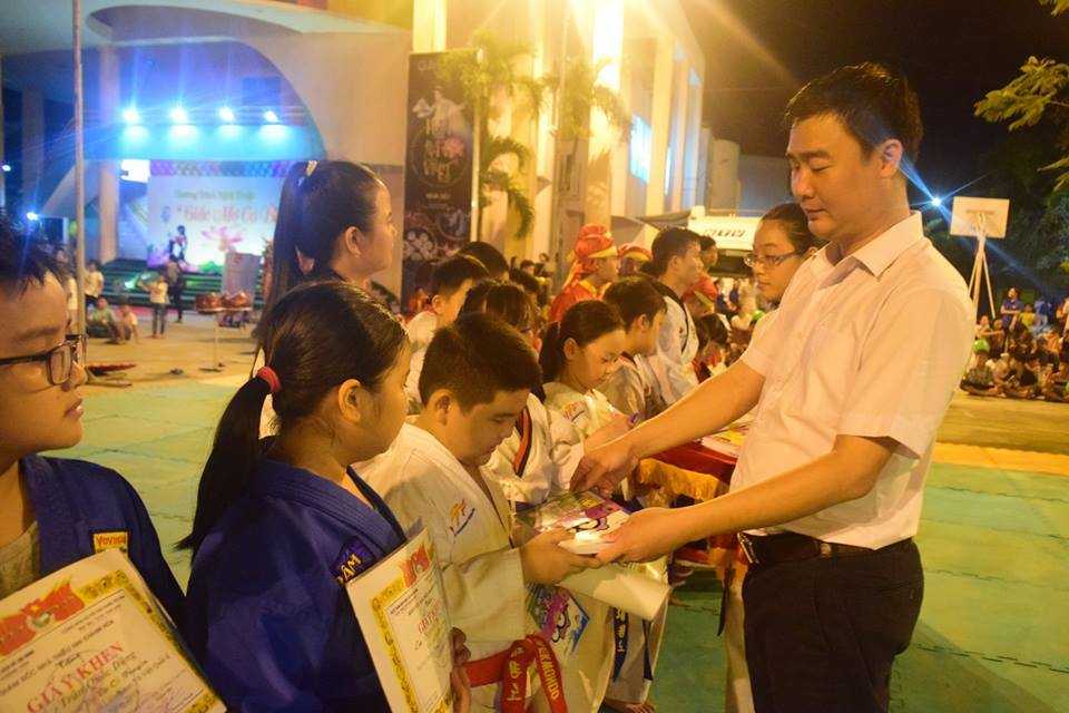 Đồng chí Nguyễn Văn Nhuận - Bí thư Tỉnh đoàn tặng quà và giấy khen cho các em học sinh sinh hoạt tại Nhà thiếu nhi tỉnh
