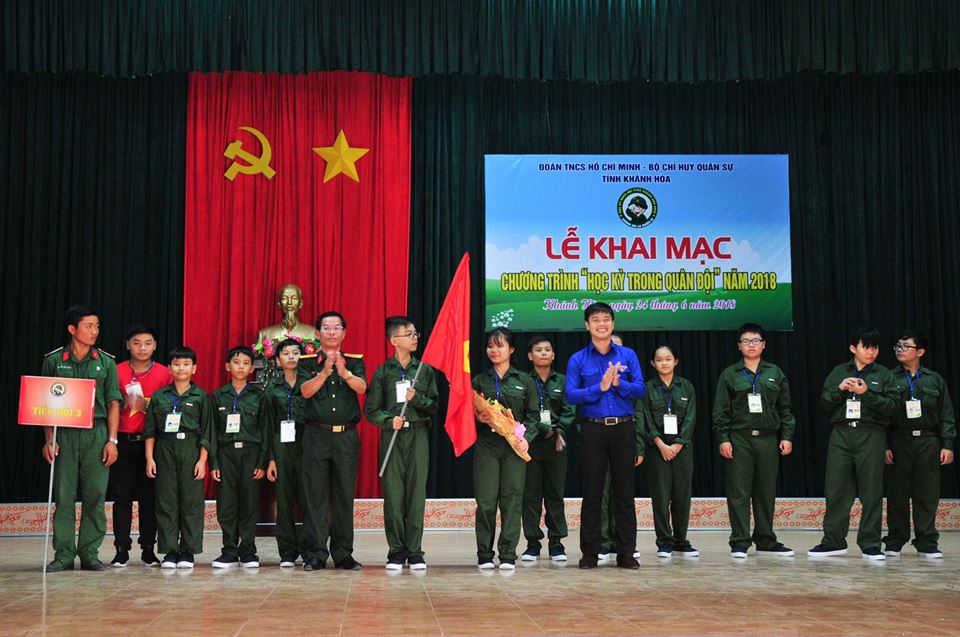 Đồng chí Bùi Hoài Nam - Phó Bí thư Tỉnh đoàn và đồng chí Trần Thân - Phó Chính ủy Bộ chỉ huy quân sự tặng cờ và hoa cho các Tiểu đội