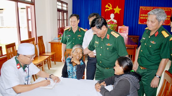 Trung tướng Lê Văn Hoàng thăm hỏi bà con xã Ba Cụm Nam và kiểm tra công tác khám, chữa bệnh.