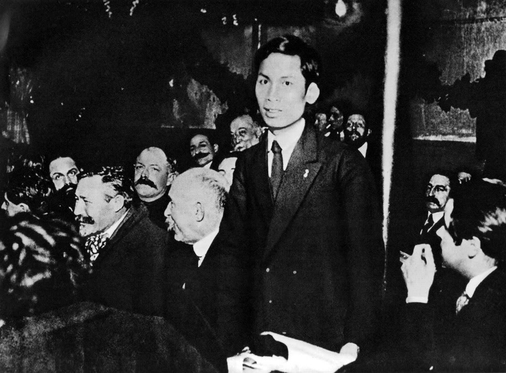 Tại Đại hội toàn quốc Đảng Xã hội Pháp ở thành phố Tua (nước Pháp), tháng 12/1920, đồng chí Nguyễn Ái Quốc trở thành một trong những người sáng lập Đảng Cộng sản Pháp.