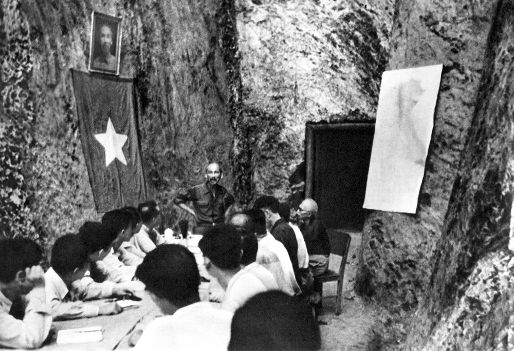 Người chủ trì một phiên họp Hội đồng Chính phủ sau chiến thắng Điện Biên Phủ.