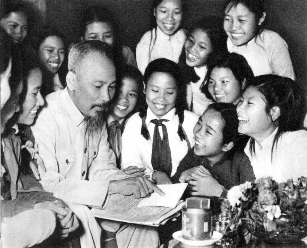 Đại biểu học sinh trường trung học Trưng Vương (Hà Nội) đến chúc thọ ) Hồ Chủ Tịch (5/1956).