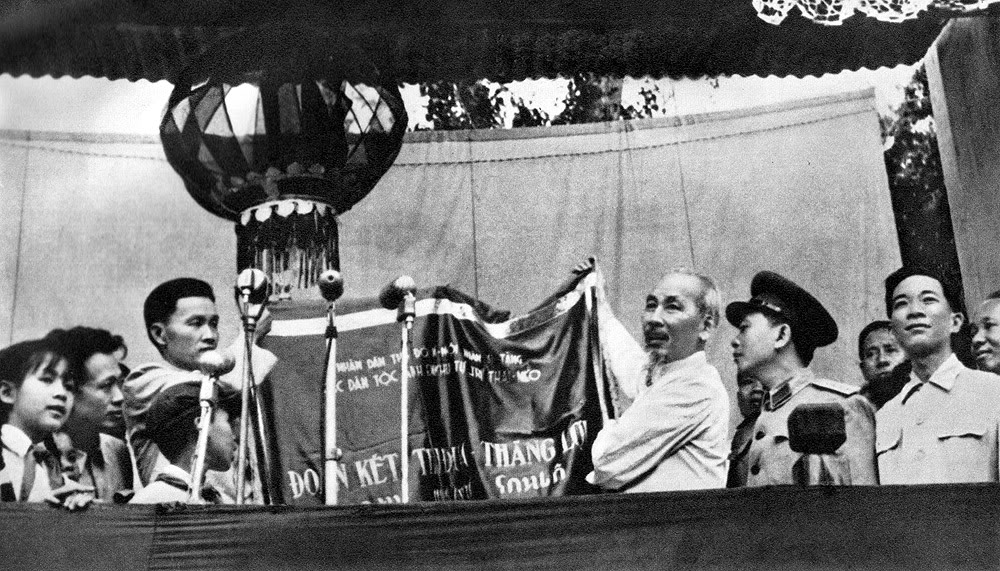 Lên thăm khu tự trị tây Bắc (5/1959), Hồ Chủ tịch trao tặng đồng bào các dân tộc bức trướng của đồng báo Thủ đô Hà Nội.