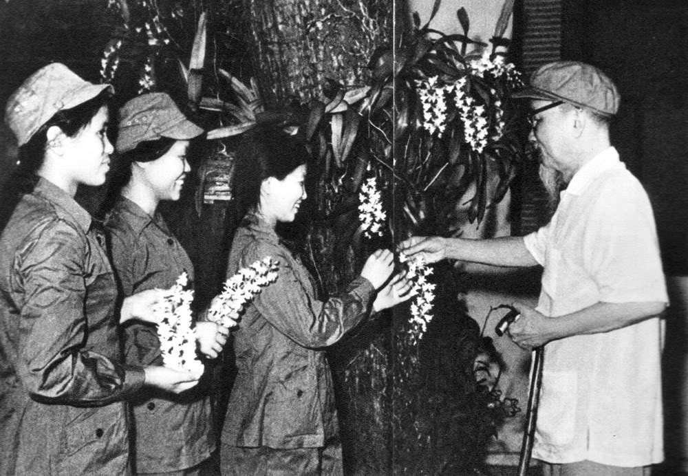 Người tặng hoa phong lan cho ba đại biểu dân quân gái Quảng Bình, Vĩnh Linh.