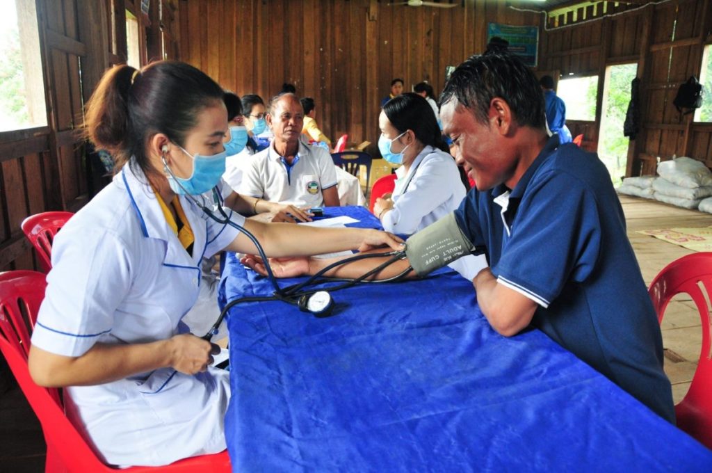 Các y, bác sĩ đoàn công tác khám bệnh cho người dân huyện Samakkixay