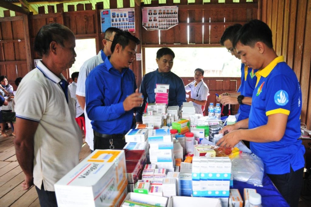 Chuyến công tác này, có gần 1.000 người dân ở 2 huyện của tỉnh Attapeu được khám bệnh, cấp thuốc miễn phí
