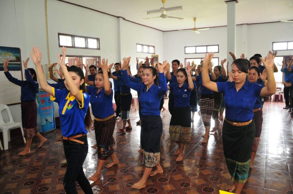 Ngoài các hoạt động trên, thành viên đoàn công tác còn hướng dẫn đoàn viên, thanh niên tỉnh Attapeu tập các bài múa dân vũ