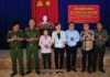 Đại diện các đơn vị trao tiền hỗ trợ cho gia đình chị Phương