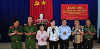 Đại diện các đơn vị trao tiền hỗ trợ cho gia đình chị Phương