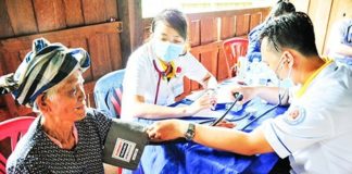 Các bác sĩ tình nguyện khám bệnh cho người dân tỉnh Attapeu.