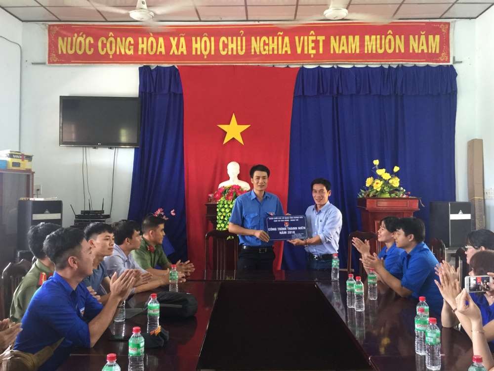 Bàn giao CTTN “Nhà ăn bán trú” và tặng 30 nệm ngủ trưa cho trường Tiểu học Khánh Phú, huyện Khánh Vĩnh