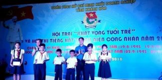 tặng học bổng học sinh khó khăn