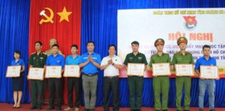 Đồng chí Hồ Văn Mừng - Ủy viên Ban Thường vụ Tỉnh ủy, Trưởng Ban Tuyên giáo Tỉnh ủy và đồng chí Nguyễn Văn Nhuận – Bí thư Tỉnh đoàn tặng bằng khen cho các tập thể xuất sắc.